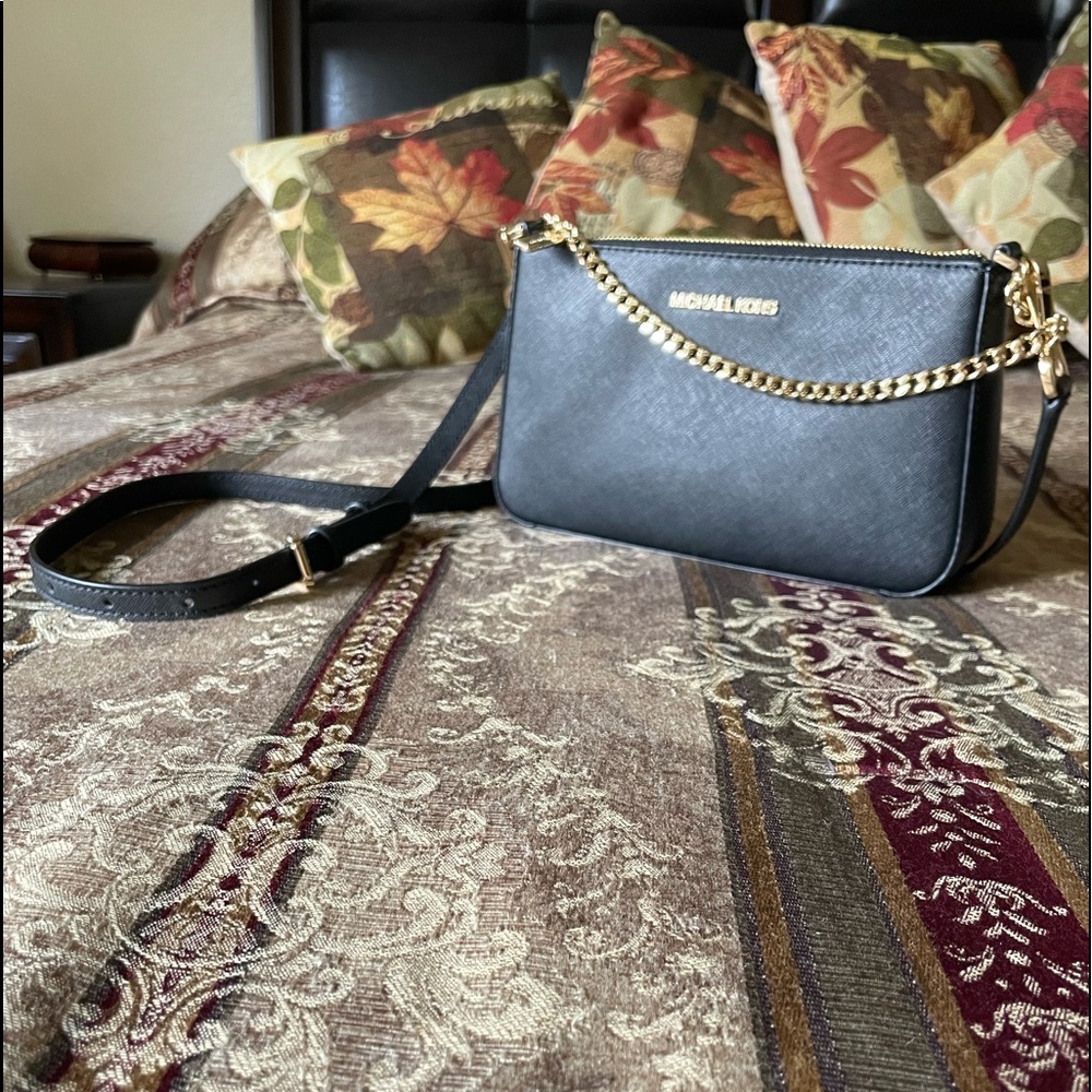 NWOT🌹MICHAEL KORS Saffiano leather crossbody bag. Black w gold trim. Super cute